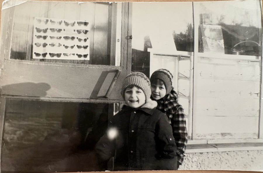 Witryna rodzinnego zakładu optycznego, lata 70. - początek tradycji od 1968 roku